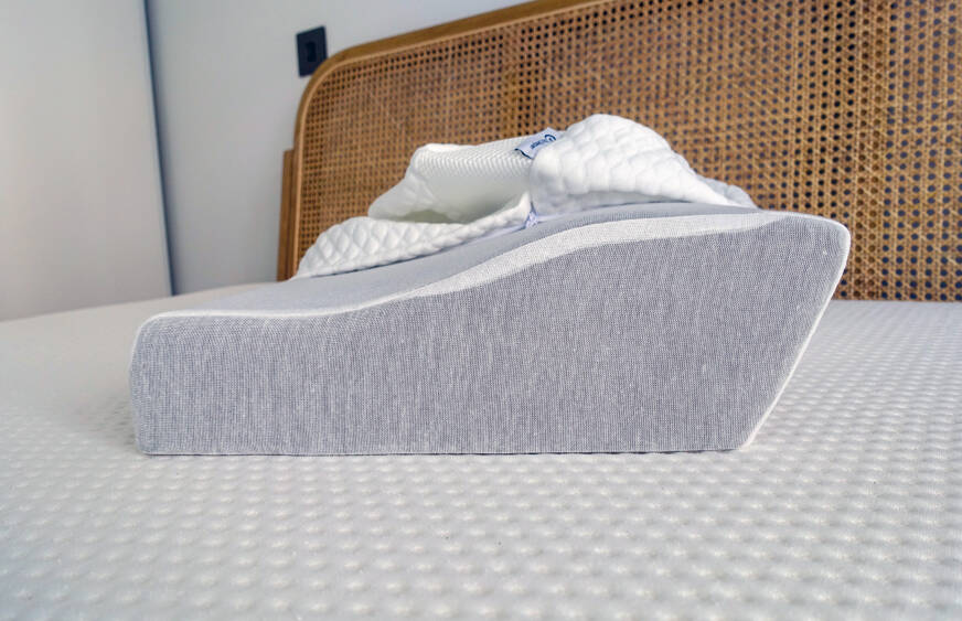 Groove pillow memory foam